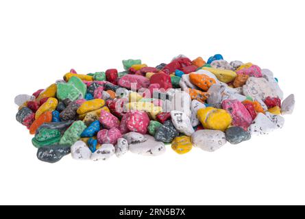 Schokoladenfarbene Kieselsteine auf weißem Hintergrund Stockfoto