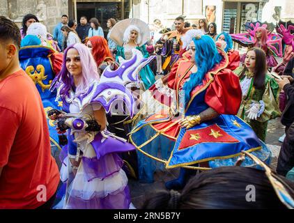 Valletta, Malta, Malta Insel-20Februar2023-Malta Februar Karneval in der Altstadt von Valletta. Viele Menschen in bunten Kostümen. Stockfoto