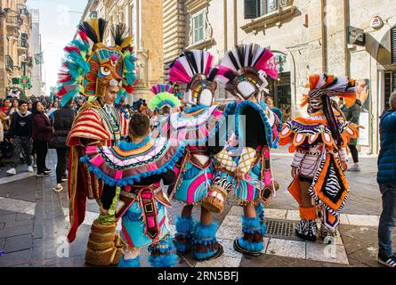 Valletta, Malta, Malta Insel-20Februar2023-Malta Februar Karneval in der Altstadt von Valletta. Viele Menschen in bunten Kostümen. Stockfoto