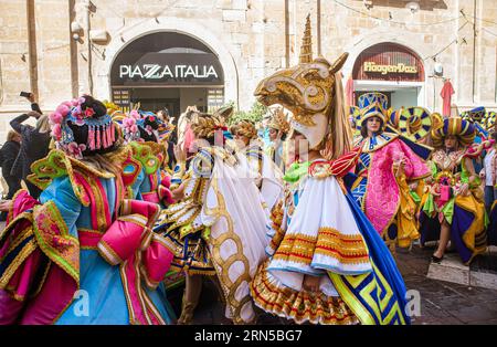 Valletta, Malta, Malta Insel-20Februar2023-Malta Februar Karneval in der Altstadt von Valletta. Viele Menschen in bunten Kostümen. Stockfoto