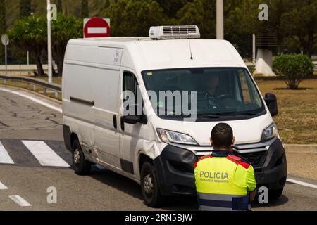 Almeria, Spanien - 26. Mai 2023: Ein spanischer Polizist steht auf der Straße und kontrolliert den Autoverkehr. Stockfoto
