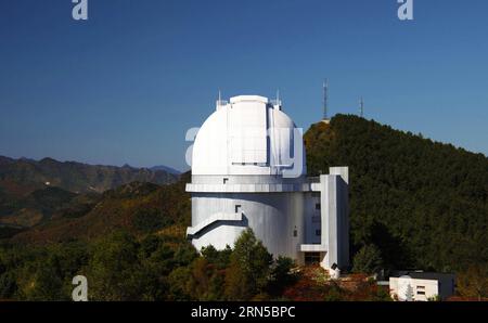 (150620) -- XINGLONG, - Foto aufgenommen am 19. Juni 2015 zeigt die Xinglong-Beobachtungsstation der Nationalen Astronomischen Observatorien unter der Chinesischen Akademie der Wissenschaften in Xinglong, nordchinesische Provinz Hebei. Die Beobachtungsstation ist mit einem Large Sky Area Multi-Object Fibre Spectroscopy Telescope (LAMOST) ausgestattet, auch bekannt als Guo Shoujing Telescope, benannt nach dem chinesischen Astronomen aus dem 13. Jahrhundert. (Zkr) CHINA-HEBEI-XINGLONG-OBSERVATORY(CN) WangxXiao PUBLICATIONxNOTxINxCHN 150620 Xing Long Foto aufgenommen AM 19. Juni 2015 zeigt die Xing Long Observation Station des National A Stockfoto