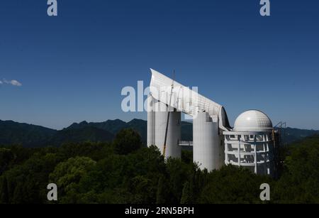 (150620) -- XINGLONG, - Foto aufgenommen am 19. Juni 2015 zeigt das Large Sky Area Multi-Object Fibre Spectroscopy Telescope (LAMOST) an der Xinglong-Beobachtungsstation der National Astronomical Observatories unter der Chinesischen Akademie der Wissenschaften in Xinglong, Provinz Hebei. Die Beobachtungsstation ist mit einem LAMOST-Set ausgestattet, auch bekannt als Guo Shoujing Telescope, benannt nach dem chinesischen Astronomen aus dem 13. Jahrhundert. (Zkr) CHINA-HEBEI-XINGLONG-OBSERVATORY(CN) WangxXiao PUBLICATIONxNOTxINxCHN 150620 Xing Long Foto aufgenommen AM 19. Juni 2015 zeigt das Large Sky Area Multi Object f Stockfoto