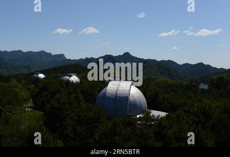 (150620) -- XINGLONG, - Foto aufgenommen am 19. Juni 2015 zeigt die Xinglong-Beobachtungsstation der Nationalen Astronomischen Observatorien unter der Chinesischen Akademie der Wissenschaften in Xinglong, nordchinesische Provinz Hebei. Die Beobachtungsstation ist mit einem Large Sky Area Multi-Object Fibre Spectroscopy Telescope (LAMOST) ausgestattet, auch bekannt als Guo Shoujing Telescope, benannt nach dem chinesischen Astronomen aus dem 13. Jahrhundert. (Zkr) CHINA-HEBEI-XINGLONG-OBSERVATORY(CN) WangxXiao PUBLICATIONxNOTxINxCHN 150620 Xing Long Foto aufgenommen AM 19. Juni 2015 zeigt die Xing Long Observation Station des National A Stockfoto