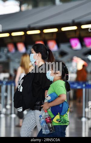 (150620) -- BANGKOK, 20. Juni 2015 -- auf dem Weg zum Check-in-Schalter am Flughafen Suvarnabhumi in Bangkok, Thailand, 20. Juni 2015, werden zwei Reisende mit Gesichtsmasken gesehen. Das thailändische gesundheitsministerium bestätigte am Donnerstag den ersten Fall des Middle East Respiratory Syndrome (MERS). In Bangkok, der Hauptstadt des Landes und einem internationalen Verkehrsknotenpunkt, haben Bürger und Reisende begonnen, vorbeugende Methoden wie das Tragen von Gesichtsmasken zu ergreifen. ) THAILAND-BANGKOK-MERS-DISEASE-PREVENTION LixMangmang PUBLICATIONxNOTxINxCHN 150620 Bangkok 20. Juni 2015 zwei Stockfoto