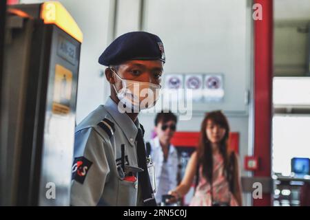 (150620) - BANGKOK, 20. Juni 2015 -- Ein Mitarbeiter trägt Eine Gesichtsmaske, während er die Siam Station des BTS Skytrain in Bangkok, Thailand, am 20. Juni 2015 patrouilliert. Das thailändische gesundheitsministerium bestätigte am Donnerstag den ersten Fall des Middle East Respiratory Syndrome (MERS). In Bangkok, der Hauptstadt des Landes und einem internationalen Verkehrsknotenpunkt, haben Bürger und Reisende begonnen, vorbeugende Methoden wie das Tragen von Gesichtsmasken zu ergreifen. ) THAILAND-BANGKOK-MERS-DISEASE-PREVENTION LixMangmang PUBLICATIONxNOTxINxCHN 150620 Bangkok 20. Juni 2015 ein Mitarbeiter trägt Gesichtsmaske als er Stockfoto