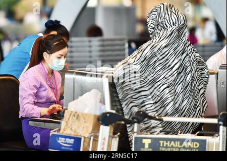 (150620) -- BANGKOK, 20. Juni 2015 -- Ein Mitarbeiter trägt Eine Gesichtsmaske, während er am Check-in-Schalter am Flughafen Suvarnabhumi in Bangkok, Thailand, 20. Juni 2015 arbeitet. Das thailändische gesundheitsministerium bestätigte am Donnerstag den ersten Fall des Middle East Respiratory Syndrome (MERS). In Bangkok, der Hauptstadt des Landes und einem internationalen Verkehrsknotenpunkt, haben Bürger und Reisende begonnen, vorbeugende Methoden wie das Tragen von Gesichtsmasken zu ergreifen. ) THAILAND-BANGKOK-MERS-DISEASE-PREVENTION LixMangmang PUBLICATIONxNOTxINxCHN 150620 Bangkok 20. Juni 2015 ein Personal IST Stockfoto