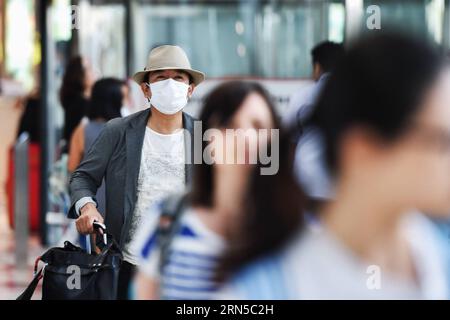 (150620) - BANGKOK, 20. Juni 2015 -- Ein Reisender trägt Gesichtsmasken, während er am Flughafen Suvarnabhumi in Bangkok, Thailand, am 20. Juni 2015 ankommt. Das thailändische gesundheitsministerium bestätigte am Donnerstag den ersten Fall des Middle East Respiratory Syndrome (MERS). In Bangkok, der Hauptstadt des Landes und einem internationalen Verkehrsknotenpunkt, haben Bürger und Reisende begonnen, vorbeugende Methoden wie das Tragen von Gesichtsmasken zu ergreifen. ) THAILAND-BANGKOK-MERS-DISEASE-PREVENTION LixMangmang PUBLICATIONxNOTxINxCHN 150620 Bangkok 20. Juni 2015 A Traveller IS Lakes Wear F Stockfoto