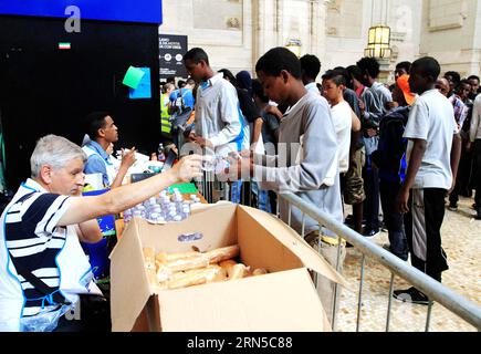 (150620) -- MAILAND, 20. Juni 2015 -- Flüchtlinge erhalten Nahrung und Wasser von italienischen Wohltätigkeitsorganisationen im Mailänder Hauptbahnhof, Mailand, Italien, 11. Juni 2015. Der Bahnhof wird zum Drehkreuz für Flüchtlinge, die ihre Reise durch Europa beginnen. Das Foto ist mit dem artikel I cannot say exactly when I left Eritrea, but sure more more more over 4 years ago ( Ich kann nicht genau sagen, wann ich Eritrea verlassen habe, aber sicher vor mehr als 4 Jahren . ) ITALIEN-MAILAND-REFUGEES-FEATURE AlbertoxLingria PUBLICATIONxNOTxINxCHN 150620 Mailand 20. Juni 2015 Flüchtlinge erhalten Nahrung und Wasser von italienischen Wohltätigkeitsorganisationen IM Mailänder Hauptbahnhof Mailand Italien 11. Juni 2015 Bahnhof b Stockfoto