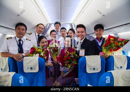 Crew-Mitglieder der China Southern Airlines posieren für ein Gruppenfoto, nachdem sie am 20. Juni 2015 am Cam Ranh International Airport in der Stadt Nha Trang, Provinz Khanh Hoa in Zentralvietnam, aus Guangzhou, der Hauptstadt der südchinesischen Provinz Guangdong, angekommen sind. China Southern Airlines eröffnete am Samstag den Direktflug zwischen Chinas Guangzhou und Vietnams Nha Trang. ) VIETNAM-NHA TRANG-CHINA S GUANGZHOU-DIREKTFLUG NguyenxLexHuyen PUBLICATIONxNOTxINxCHN Crew Mitglieder der China Southern Airlines posieren für ein Gruppenfoto nach Ankunft AM Cam Ranh International Airport in Nha Trang City Central Vietnam S KH Stockfoto