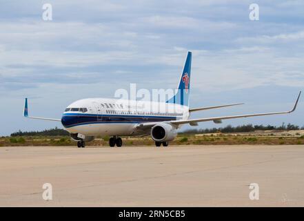 Eine Boeing 737-800 von China Southern Airlines trifft am 20. Juni 2015 auf dem Cam Ranh International Airport in der Stadt Nha Trang in der zentralvietnamesischen Provinz Khanh Hoa aus Guangzhou, der Hauptstadt der südchinesischen Provinz Guangdong, ein. China Southern Airlines eröffnete am Samstag den Direktflug zwischen Chinas Guangzhou und Vietnams Nha Trang. ) VIETNAM-NHA TRANG-CHINA S GUANGZHOU-DIREKTFLUG NguyenxLexHuyen PUBLICATIONxNOTxINxCHN eine Boeing 737 800 von China Southern Airlines kommt AM Cam Ranh International Airport in Nha Trang City Central Vietnam S Khanh Hoa Provinz von Guangzhou Hauptstadt von Süd-Chi an Stockfoto