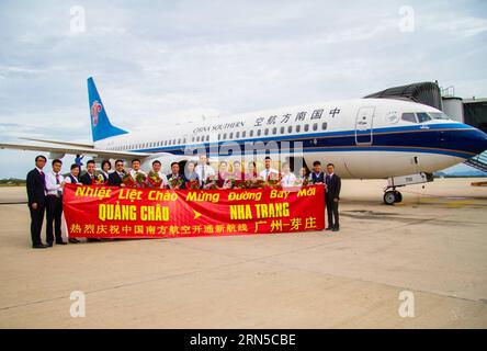 Crew-Mitglieder der China Southern Airlines posieren für ein Gruppenfoto, nachdem sie am 20. Juni 2015 am Cam Ranh International Airport in der Stadt Nha Trang, Provinz Khanh Hoa in Zentralvietnam, aus Guangzhou, der Hauptstadt der südchinesischen Provinz Guangdong, angekommen sind. China Southern Airlines eröffnete am Samstag den Direktflug zwischen Chinas Guangzhou und Vietnams Nha Trang. ) VIETNAM-NHA TRANG-CHINA S GUANGZHOU-DIREKTFLUG NguyenxLexHuyen PUBLICATIONxNOTxINxCHN Crew Mitglieder der China Southern Airlines posieren für ein Gruppenfoto nach Ankunft AM Cam Ranh International Airport in Nha Trang City Central Vietnam S KH Stockfoto