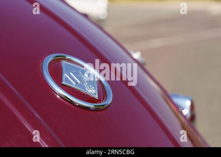 Waltershausen, Deutschland - 10. Juni 2023: Ein Vintage IFA F9. Ansicht des Logos auf der Heckklappe. Stockfoto