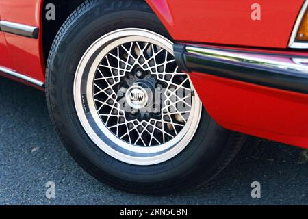 Waltershausen, Deutschland - 10. Juni 2023: Ein BMW 635 im Oldtimer-Stil. Ansicht des Rads mit dem Logo WSW. Stockfoto