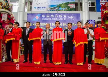 Die Menschen nehmen an der Eröffnungszeremonie am Cam Ranh International Airport für den Direktflug zwischen Guangzhou, der Hauptstadt der südchinesischen Provinz Guangdong, und der Stadt Nha Trang in der zentralvietnamesischen Provinz Khanh Hoa, am 20. Juni 2015 Teil. China Southern Airlines eröffnete am Samstag den Direktflug zwischen Chinas Guangzhou und Vietnams Nha Trang. ) VIETNAM-NHA TRANG-CHINA S GUANGZHOU-DIREKTFLUG NguyenxLexHuyen PUBLICATIONxNOTxINxCHN Prominente nehmen an der Eröffnungszeremonie Hero AM Cam Ranh International Airport für den Direktflug zwischen Guangzhou Hauptstadt Südchina S Guangdong Provin Teil Stockfoto