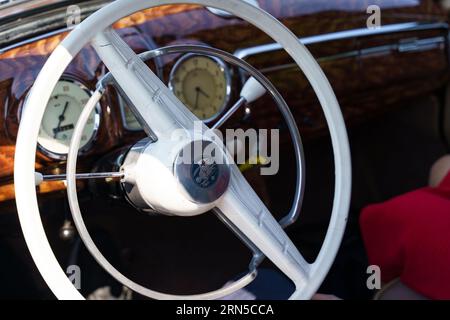 Waltershausen, Deutschland - 10. Juni 2023: Ein Vintage IFA F9. Ansicht von Lenkrad und Armaturenbrett. Selektive Schärfe. Stockfoto