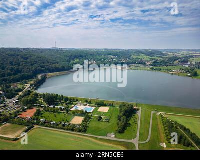 Das Freibad Cossebaude und das Pumpspeicherkraftwerk Niederwartha. Es war eines der ersten Pumpspeicherkraftwerke, die realisiert wurden Stockfoto