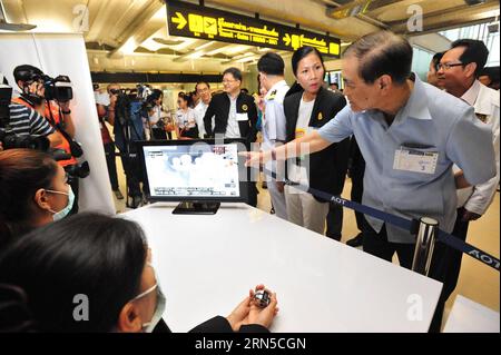 (150621) -- BANGKOK, 21. Juni 2015 -- der thailändische Gesundheitsminister Rajata Rajatanavin (R, Front) zeigt auf einen thermoscan, der die Körpertemperatur der Menschen am Suvarnabhumi Airport in Bangkok, Thailand, 21. Juni 2015 überprüft. Das thailändische gesundheitsministerium bestätigte am Donnerstag den ersten Fall des Middle East Respiratory Syndrome (MERS). Bürger und Reisende haben begonnen, vorbeugende Methoden wie das Tragen von Gesichtsmasken in Bangkok zu ergreifen. Das Department of Disease Control sagt, dass der 75-jährige Mers-infizierte Omani-Patient unter Isolationsbehandlung am Bamrasnaradura Infectious Stockfoto