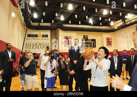 (150622) -- HOUSTON, der chinesische Vize-Premier Liu Yandong schießt einen Ball während eines Besuchs des NBA Basketball Herren USA Basketballteams Houston Rockets Heimfeld Toyota Center in Houston, USA, am 21. Juni 2015. Liu Yandong forderte am Sonntag weitere Aktivitäten der Basketballdiplomatie, um das gegenseitige Verständnis und die Freundschaft zwischen den chinesischen und amerikanischen Völkern zu stärken. US-HOUSTON-CHINA-NBA-DIPLOMATIE ZhangxYongxing PUBLICATIONxNOTxINxCHN 150622 Houston der chinesische Vize-Premier Liu Yandong schießt einen Ball bei einem Besuch des NBA Basketball Gentlemen USA Basketball Team Houston Rockets Home Stockfoto