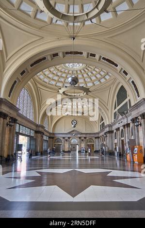 Barcelona - 31. August 2023: Lobby des Bahnhofs Barcelona Estacio de Francia. Stockfoto