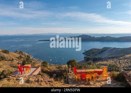 Terrasse eines Restaurants, Tische, Stühle, Isla del Sol, Insel der Sonne, Comunidad Yumani, Gemeinschaft von Yumani, spirituelles Zentrum, Titicacasee Stockfoto