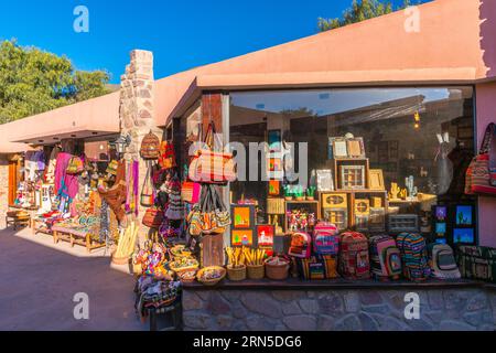 Markt für lokale Produkte, Purmamarca, Quebrada Humahuaca, UNESCO-Weltkulturerbe, Provinz Jujuy, lehmhäuser, Straße, Textilien, einkaufen Stockfoto