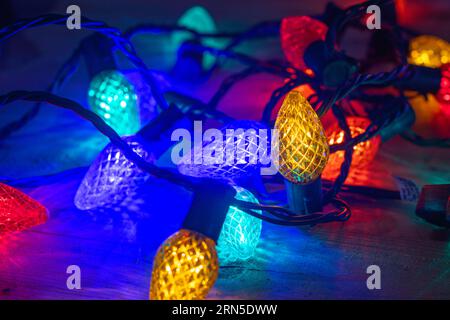 Weihnachtsbeleuchtung Nahaufnahme detailliertes Hintergrundbild für den Kopierraum für Grafikdesign Stockfoto