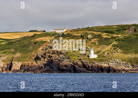 Tater-du-Leuchtturm an felsiger Küste, Penzance, Cornwall, England, Vereinigtes Königreich Stockfoto