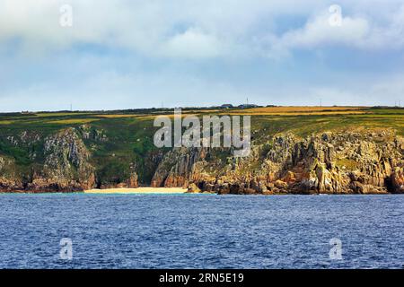 Cliffs und Pedn Vounder Beach, Küste in Treen, St Levan, Penwith, Cornwall, England, Vereinigtes Königreich Stockfoto