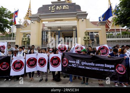 (150623) -- PHNOM PENH, 23. Juni 2015 -- Aktivisten demonstrieren vor der Nationalversammlung in Phnom Penh, Kambodscha, 23. Juni 2015. Mehr als 100 Aktivisten aus etwa 30 Nichtregierungsorganisationen und -Verbänden versammelten sich am Dienstagmorgen vor der kambodschanischen Nationalversammlung, um gegen einen umstrittenen Gesetzesentwurf über Nichtregierungsorganisationen und -Verbände zu protestieren. Nach dem Gesetzentwurf müssen NRO und Verbände ihre Staatsangehörigkeit bei der kambodschanischen Regierung registrieren, um Rechtsfähigkeit zu haben, und müssen Berichte über ihre Tätigkeiten A einreichen Stockfoto