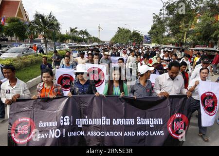 (150623) -- PHNOM PENH, 23. Juni 2015 -- Aktivisten demonstrieren vor der Nationalversammlung in Phnom Penh, Kambodscha, 23. Juni 2015. Mehr als 100 Aktivisten aus etwa 30 Nichtregierungsorganisationen und -Verbänden versammelten sich am Dienstagmorgen vor der kambodschanischen Nationalversammlung, um gegen einen umstrittenen Gesetzesentwurf über Nichtregierungsorganisationen und -Verbände zu protestieren. Nach dem Gesetzentwurf müssen NRO und Verbände ihre Staatsangehörigkeit bei der kambodschanischen Regierung registrieren, um Rechtsfähigkeit zu haben, und müssen Berichte über ihre Tätigkeiten A einreichen Stockfoto