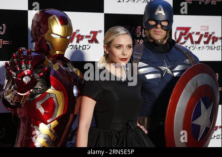 (150623) -- TOKIO, 23. Juni 2015 -- die amerikanische Schauspielerin Elizabeth Olsen (C) posiert für Fotografen mit Captain America (R) und Iron man während einer Premiere für den neuen Film Avengers: Age of Ultron in Tokio, Japan, 23. Juni 2015. Der Film wird der Öffentlichkeit ab dem 4. Juli in Japan gezeigt. )(dzl) JAPAN-TOKIO-MOVIE-AVENGERS Stringer PUBLICATIONxNOTxINxCHN 150623 Tokio 23. Juni 2015 die amerikanische Schauspielerin Elizabeth Olsen C posiert für Fotografen mit Captain America r und Iron man während eines Premiere-Events für das New Film Avengers Age of Ultron in Tokio Japan 23. Juni 2015 der Film wird dem Th gezeigt Stockfoto