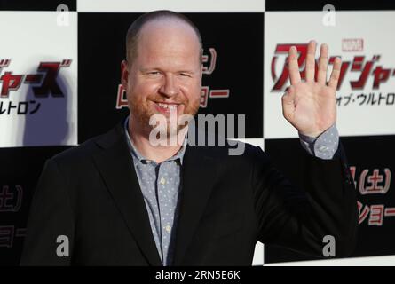 (150623) -- TOKIO, 23. Juni 2015 -- Filmregisseur Joss Whedon posiert für Fotografen während einer Premiere für seinen neuen Film Avengers: Age of Ultron in Tokio, Japan, 23. Juni 2015. Der Film wird der Öffentlichkeit ab dem 4. Juli in Japan gezeigt. )(dzl) JAPAN-TOKIO-MOVIE-AVENGERS Stringer PUBLICATIONxNOTxINxCHN 150623 Tokio 23. Juni 2015 Filmregisseur Joss Whedon posiert für Fotografen während einer Premiere für sein New Film Avengers Age of Ultron in Tokio Japan 23. Juni 2015 der Film wird der Öffentlichkeit ab 4. Juli in Japan dzl Japan Tokio gezeigt Movie Avengers Stringer PUBLICATIONxNOTxINxCHN Stockfoto