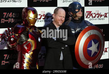 (150623) -- TOKIO, 23. Juni 2015 -- Regisseur Joss Whedon (C) posiert für Fotografen mit Captain America (R) und Iron man während einer Premiere für seinen neuen Film Avengers: Age of Ultron in Tokio, Japan, 23. Juni 2015. Der Film wird der Öffentlichkeit ab dem 4. Juli in Japan gezeigt. )(dzl) JAPAN-TOKIO-MOVIE-AVENGERS Stringer PUBLICATIONxNOTxINxCHN 150623 Tokyo 23. Juni 2015 Regisseur Joss Whedon C posiert für Fotografen mit Captain America r und Iron man während eines Premiere-Events für seine New Film Avengers Age of Ultron in Tokio Japan 23. Juni 2015 der Film wird der Öffentlichkeit gezeigt Juli in Stockfoto