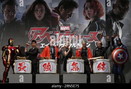 (150623) -- TOKIO, 23. Juni 2015 -- (L to R) Iron man, japanischer Komiker Hiroyuki Miyasako, Filmregisseur Joss Whedon, japanische Schauspielerin Ryoko Yonekura, amerikanische Schauspielerin Elizabeth Olsen, japanischer Schauspieler Naoto Takenaka, Captain America posieren für Fotografen während einer Premiere für den neuen Film Avengers: Alter von Ultron in Tokio, Japan, 23. Juni 2015. Der Film wird der Öffentlichkeit ab dem 4. Juli in Japan gezeigt. )(dzl) JAPAN-TOKIO-MOVIE-AVENGERS Stringer PUBLICATIONxNOTxINxCHN 150623 Tokyo 23. Juni 2015 l an Iron man japanischer Komiker Hiroyuki Film Director Joss Whedon japanische Schauspielerin Ryoko Y Stockfoto