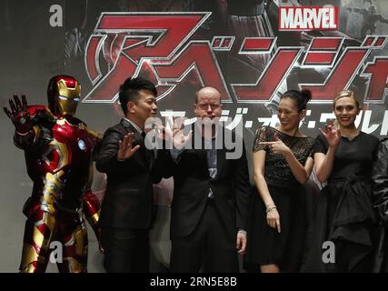 (150623) -- TOKIO, 23. Juni 2015 -- (L to R) Iron man, japanischer Komiker Hiroyuki Miyasako, Filmregisseur Joss Whedon, japanische Schauspielerin Ryoko Yonekura, amerikanische Schauspielerin Elizabeth Olsen posieren für Fotografen während einer Premiere für den neuen Film Avengers: Age of Ultron in Tokio, Japan, 23. Juni 2015. Der Film wird der Öffentlichkeit ab dem 4. Juli in Japan gezeigt. )(dzl) JAPAN-TOKIO-MOVIE-AVENGERS Stringer PUBLICATIONxNOTxINxCHN 150623 Tokyo 23. Juni 2015 l to r Iron man japanischer Komiker Hiroyuki Film Director Joss Whedon japanische Schauspielerin Ryoko Yonekura amerikanische Schauspielerin Elizabeth Olsen posieren für Stockfoto