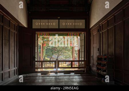 Zimmer in der Huijeongdang Hall, Blick auf den Garten, Changdeokgung Palast, Jongno-gu, Seoul Stockfoto