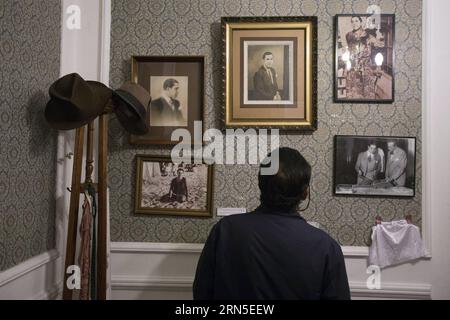 Das am 24. Juni 2013 aufgenommene Dateifoto zeigt einen Besucher, der Fotos im Casa Gardel House Museum in Buenos Aires, Argentinien, sieht. Die Menschen gedenken am Mittwoch an den 80. Todestag von Carlos Gardel. Carlos Gardel war Sänger, Songwriter, Komponist und Schauspieler und die prominenteste Tangofigur in der ersten Hälfte des 20. Jahrhunderts. Für viele verkörpert Gardel die Seele des Tango-Stils. Gardel starb bei einem Flugzeugabsturz auf dem Höhepunkt seines carrer und wurde ein archetypischer tragischer Held, der in ganz Lateinamerika aufgestellt wurde. )(ZHF) ARGENTINIEN-BUENOS AIRES-MUSIC-GARDEL-JUBILÄUM MARTINXZABALA PUBLICAT Stockfoto