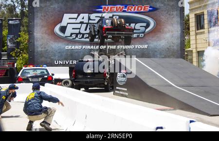 Stunt Car fliegt bei der Premiere von Universal Studios Hollywood's Thrill Ride, fast & Furious -- Supercharged , in Universal City of California, USA, am 23. Juni 2015. ) (nxl) US-HOLLYWOOD-UNIVERSAL STUDIO- SCHNELL & WÜTEND -NERVENKITZEL-PREMIERE YangxLei PUBLICATIONxNOTxINxCHN Stunt Car FLIEGT BEI der Premiere der Universal Studios Hollywood S Thrill Ride Almost & Furious Supercharged in Universal City of California the United States AM 23. Juni 2015 nxl U.S. Hollywood Universal Studio Almost & Furious Thrill Ride YangxLei PUBLICATIONxNOTxINxCHN Stockfoto