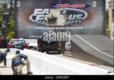 Stunt Car fliegt bei der Premiere von Universal Studios Hollywood's Thrill Ride, fast & Furious -- Supercharged , in Universal City of California, USA, am 23. Juni 2015. ) (nxl) US-HOLLYWOOD-UNIVERSAL STUDIO- SCHNELL & WÜTEND -NERVENKITZEL-PREMIERE YangxLei PUBLICATIONxNOTxINxCHN Stunt Car FLIEGT BEI der Premiere der Universal Studios Hollywood S Thrill Ride Almost & Furious Supercharged in Universal City of California the United States AM 23. Juni 2015 nxl U.S. Hollywood Universal Studio Almost & Furious Thrill Ride YangxLei PUBLICATIONxNOTxINxCHN Stockfoto