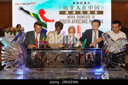 (150624) -- PEKING, 24. Juni 2015 -- Vizepräsident von China Radio International Xia Jixuan (C), Südafrikas Botschafterin in China Dolana Msimang (2. L), ehemaliger chinesischer Botschafter in Südafrika Liu Guijin (1. L) und andere Gäste besuchen die Medienpräsentation der Dokumentarserie South Africans in China in Peking, der Hauptstadt Chinas, am 24. Juni 2015. Crienglish.com, die offizielle englische Website von China Radio International (CRI), hat am Mittwoch hier eine Medienpräsentation veranstaltet, um seine 12-Episoden-Dokumentarserie South Africans in China zu präsentieren, die das Jahr 2015 Chinas feiern soll Stockfoto