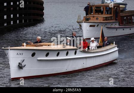 (150624) -- BERLIN, 24. Juni 2015 -- britische Königin Elisabeth II. (2. R) und ihr Mann Prinz Philip, Herzog von Edinburgh (1. R), begleitet vom deutschen Präsidenten Joachim Gauck (4. R), machen eine Bootsfahrt entlang der Spree in Berlin, 24. Juni 2015. Die britische Königin Elisabeth II. Kam am 23. Juni zu einem viertägigen Staatsbesuch in Deutschland nach Berlin. (dzl) DEUTSCH-BRITISCHE KÖNIGIN ELISABETH-BESUCH LuoxHuanhuan PUBLICATIONxNOTxINxCHN 150624 Berlin 24. Juni 2015 britische Königin Elisabeth II. Und ihr Ehemann Prinz Philip Duke of Edinburgh 1. R. begleitet von dem deutschen Präsidenten Joachim Gauck 4 Stockfoto