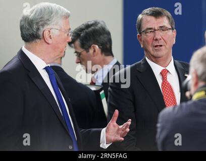 (150624) -- BRÜSSEL, Juni. 24, 2015 -- US-Verteidigungsminister Ashton Carter (R) spricht mit dem britischen Verteidigungsminister Michael Fallon, während er am NATO-Verteidigungsministertreffen im Allianzhauptquartier in Brüssel, der Hauptstadt Belgiens, im Juni teilnimmt. 24, 2015. ZHOU LEI) BELGIEN-NATO-VERTEIDIGUNGSMINISTER-TREFFEN-STOLTENBERG?? PUBLICATIONxNOTxINxCHN 150624 Brüssel 24. Juni 2015 die US-Verteidigungsministerin Ashton Carter r spricht mit dem britischen Verteidigungsminister Michael Fallon während der Teilnahme an der NATO-Verteidigungsministerkonferenz AM NATO-Hauptsitz in Brüssel, der belgischen Hauptstadt, 24. Juni 2015 Zho Stockfoto