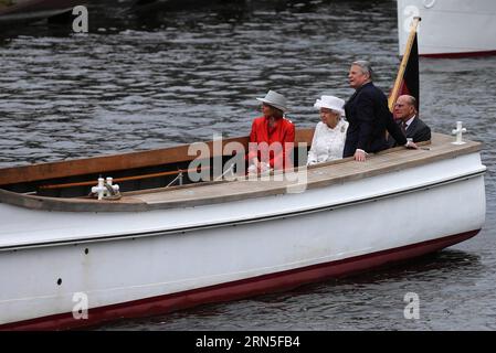 (150624) -- BERLIN, 24. Juni 2015 -- britische Königin Elisabeth II. (2. L) und ihr Mann Prinz Philip, Herzog von Edinburgh (1. R), begleitet vom deutschen Präsidenten Joachim Gauck (2. R), machen eine Bootsfahrt entlang der Spree in Berlin, 24. Juni 2015. Die britische Königin Elisabeth II. Kam am 23. Juni zu einem viertägigen Staatsbesuch in Deutschland nach Berlin. (dzl) DEUTSCH-BRITISCHE KÖNIGIN ELISABETH-BESUCH LuoxHuanhuan PUBLICATIONxNOTxINxCHN 150624 Berlin 24. Juni 2015 britische Königin Elisabeth II. II. L und ihr Ehemann Prinz Philip Duke of Edinburgh 1. R. begleitet von Bundespräsident Joachim Gauck 2 Stockfoto