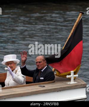 (150624) -- BERLIN, 24. Juni 2015 -- britische Königin Elizabeth II. (L) und ihr Mann Prinz Philip, Herzog von Edinburgh machen eine Bootsfahrt auf der Spree in Berlin, Deutsch, 24. Juni 2015. Die britische Königin Elisabeth II. Kam am 23. Juni zu einem viertägigen Staatsbesuch in Deutschland nach Berlin. (dzl) DEUTSCH-BRITISCHE KÖNIGIN ELISABETH-BESUCH LuoxHuanhuan PUBLICATIONxNOTxINxCHN 150624 Berlin 24. Juni 2015 britische Königin Elisabeth II. Und ihr Ehemann Prinz Philip Herzog von Edinburgh machen eine Bootsfahrt entlang der Spree in Berlin AM 24. Juni 2015 kam die britische Königin Elisabeth II. AM 23. Juni für eine Bootsfahrt nach Berlin Stockfoto