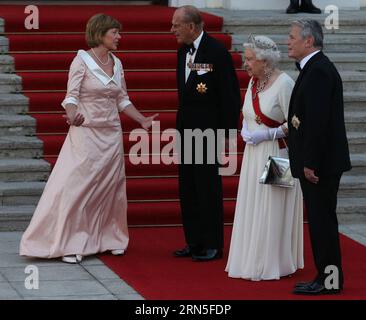 BERLIN, 24. Juni 2015 -- der deutsche Präsident Joachim Gauck (1. R) begrüßt am 24. Juni 2015 die britische Königin Elisabeth II. (2. R) und Prinz Philip (3. R) im Schloss Bellevue in Berlin. Königin Elisabeth II. Und ihr Ehemann Prinz Philip sind auf einem offiziellen Besuch in Deutschland. DEUTSCHLAND-BERLIN-GROSSBRITANNIEN-ROYALS-BESUCH LuoxHuanhuan PUBLICATIONxNOTxINxCHN Berlin 24. Juni 2015 Bundespräsident Joachim Gauck 1. R grüßt AM 24. Juni 2015 die britische Königin Elizabeth II. Und Prinz Philip 3. R IM Schloss Bellevue in Berlin Stockfoto