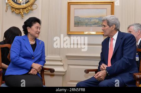 (150625) -- WASHINGTON, 24. Juni 2015 -- der chinesische Vize-Premier Liu Yandong (L) trifft sich mit US-Außenminister John Kerry in Washington D.C., den Vereinigten Staaten, 24. Juni 2015. ) (zw) USA-CHINA-LIU YANDONG-KERRY-TREFFEN BaoxDandan PUBLICATIONxNOTxINxCHN 150625 Washington 24. Juni 2015 der chinesische Vizepremierminister Liu Yandong l trifft sich mit US-Außenminister John Kerry in Washington D C die Vereinigten Staaten 24. Juni 2015 ZW U S China Liu Yandong Kerry Treffen baoxdandan PUNOBLATINxCHxN Stockfoto