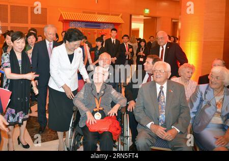 (150625) -- WASHINGTON, 24. Juni 2015 -- der chinesische Vize-Premier Liu Yandong (2. L, Front) nimmt an einer Fotoausstellung über die Zusammenarbeit zwischen China und den USA im Zweiten Weltkrieg Teil, benannt nach Gerechtigkeit und Frieden in der chinesischen Botschaft in Washington D.C., USA, 24. Juni 2015. ) (zw) U.S.-CHINA-WWII-EXHIBITION-LIU YANDONG WangxLei PUBLICATIONxNOTxINxCHN 150625 Washington 24. Juni 2015 der chinesische Vize-Premier Liu Yandong 2. L Front nimmt an einer Fotoausstellung ÜBER China U S Cooperation in World wurde II für Gerechtigkeit und Frieden in der chinesischen Botschaft in Washington D C in den Vereinigten Staaten am 24. Juni 2015 benannt ZW U S CHINA Stockfoto