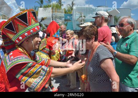 (150625) -- MAILAND, 24. Juni 2015 -- Künstler präsentieren den Besuchern während der Guangxi-Woche im China Pavillon der Expo Milano 2015 in Mailand, Italien, 24. Juni 2015. Für viele internationale Gäste der Expo Milano 2015, die noch nie Chinas autonome Region Guangxi Zhuang besucht haben, war Mittwoch die Gelegenheit, ein Gefühl für die großartigen Dinge zu bekommen, die sie eines Tages dort erleben werden. ) (zw) ITALIEN-MAILAND-EXPO-CHINA-GUANGXI WOCHE SongxJian PUBLICATIONxNOTxINxCHN 150625 Mailand 24. Juni 2015 Darsteller präsentieren den Besuchern während der Guangxi Woche IM China Pavil gestickte Bälle Stockfoto