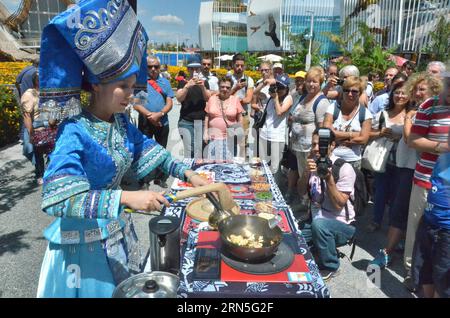 (150625) -- MAILAND, 24. Juni 2015 -- Eine Darstellerin bereitet lokale Speisen während der Guangxi-Woche im China Pavillon der Expo Milano 2015 in Mailand, Italien, 24. Juni 2015 zu. Für viele internationale Gäste der Expo Milano 2015, die noch nie Chinas autonome Region Guangxi Zhuang besucht haben, war Mittwoch die Gelegenheit, ein Gefühl für die großartigen Dinge zu bekommen, die sie eines Tages dort erleben werden. ) (zw) ITALIEN-MAILAND-EXPO-CHINA-GUANGXI WOCHE SongxJian PUBLICATIONxNOTxINxCHN 150625 Mailand 24. Juni 2015 A Performer bereitet während der Guangxi-Woche IM China Pavillon der EXPO Milano 2015 in Mailand I lokale Speisen zu Stockfoto